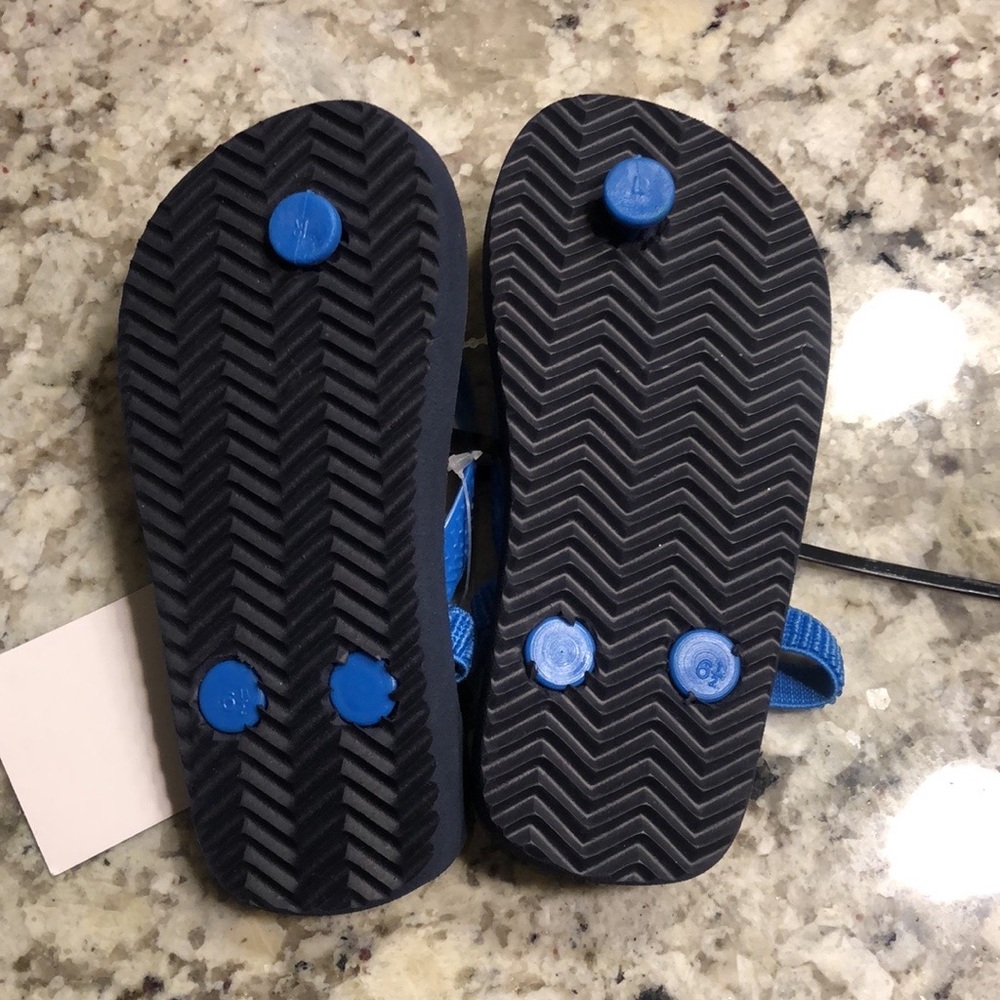 🚨5/$25 Dinosaur Flip-flops - Picture 3 of 3